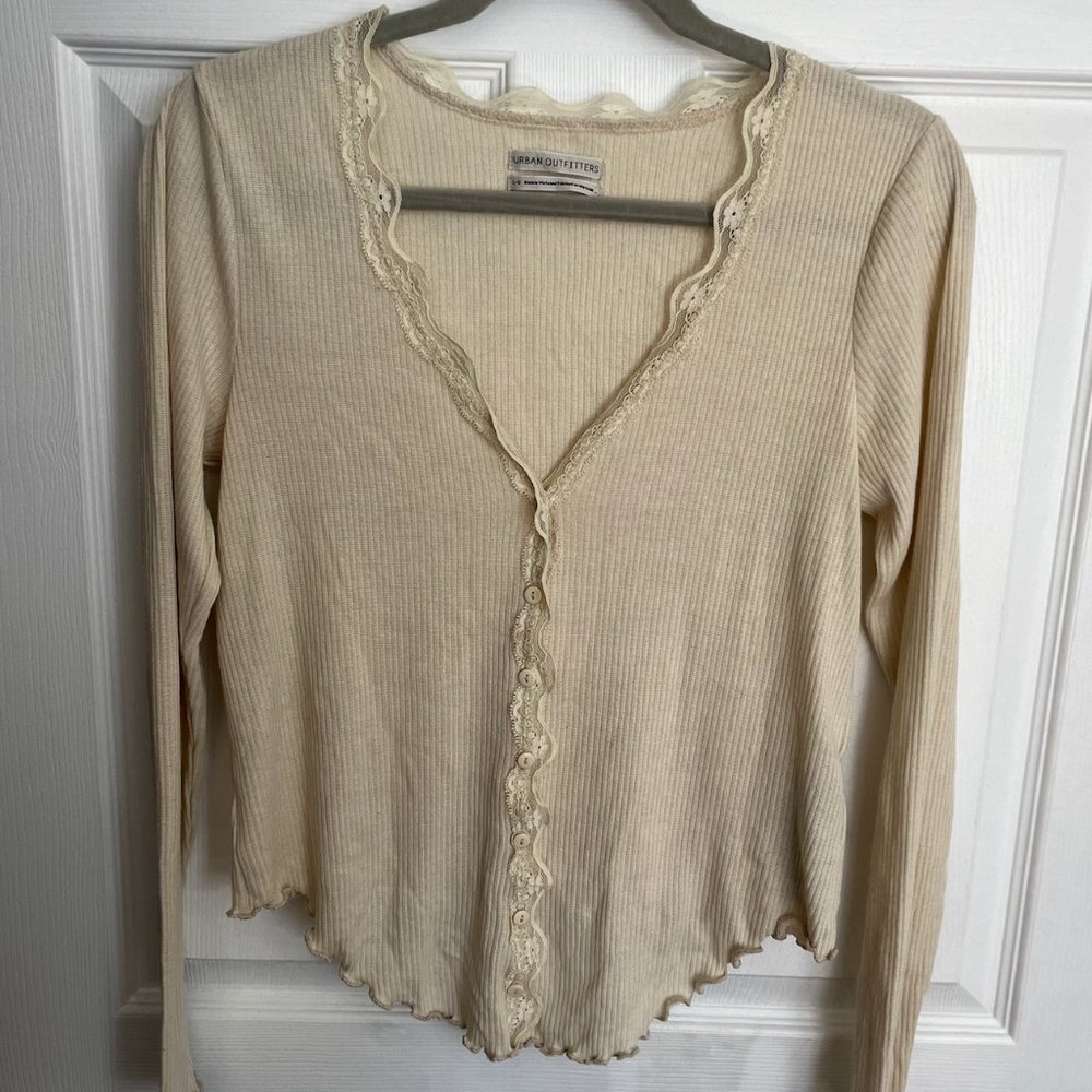 Urban Outfitters Long sleeved top—worn by Hope Michaelson in Legacies